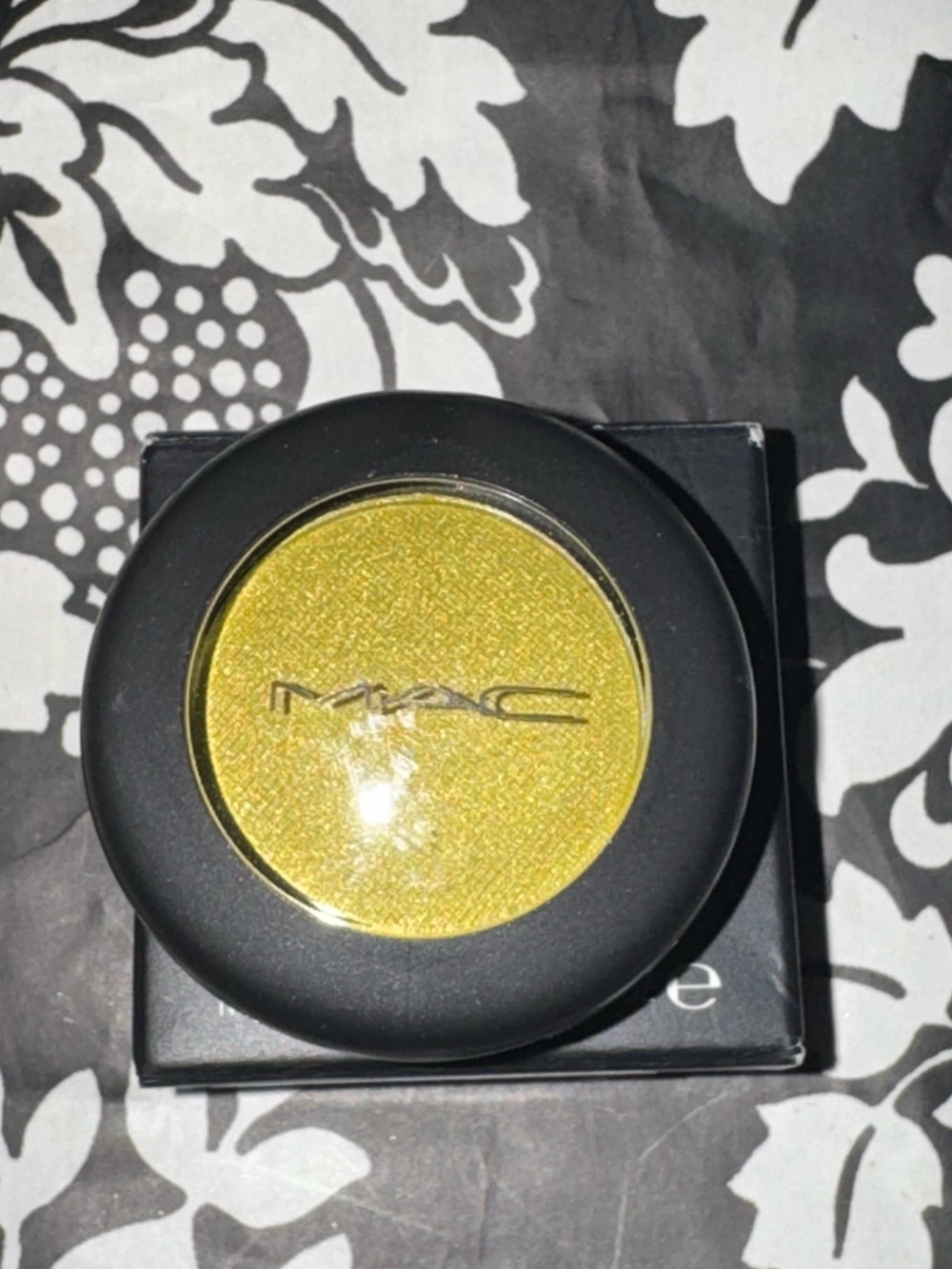 MAC Rate R Eyeshadow - Picture 3 of 4